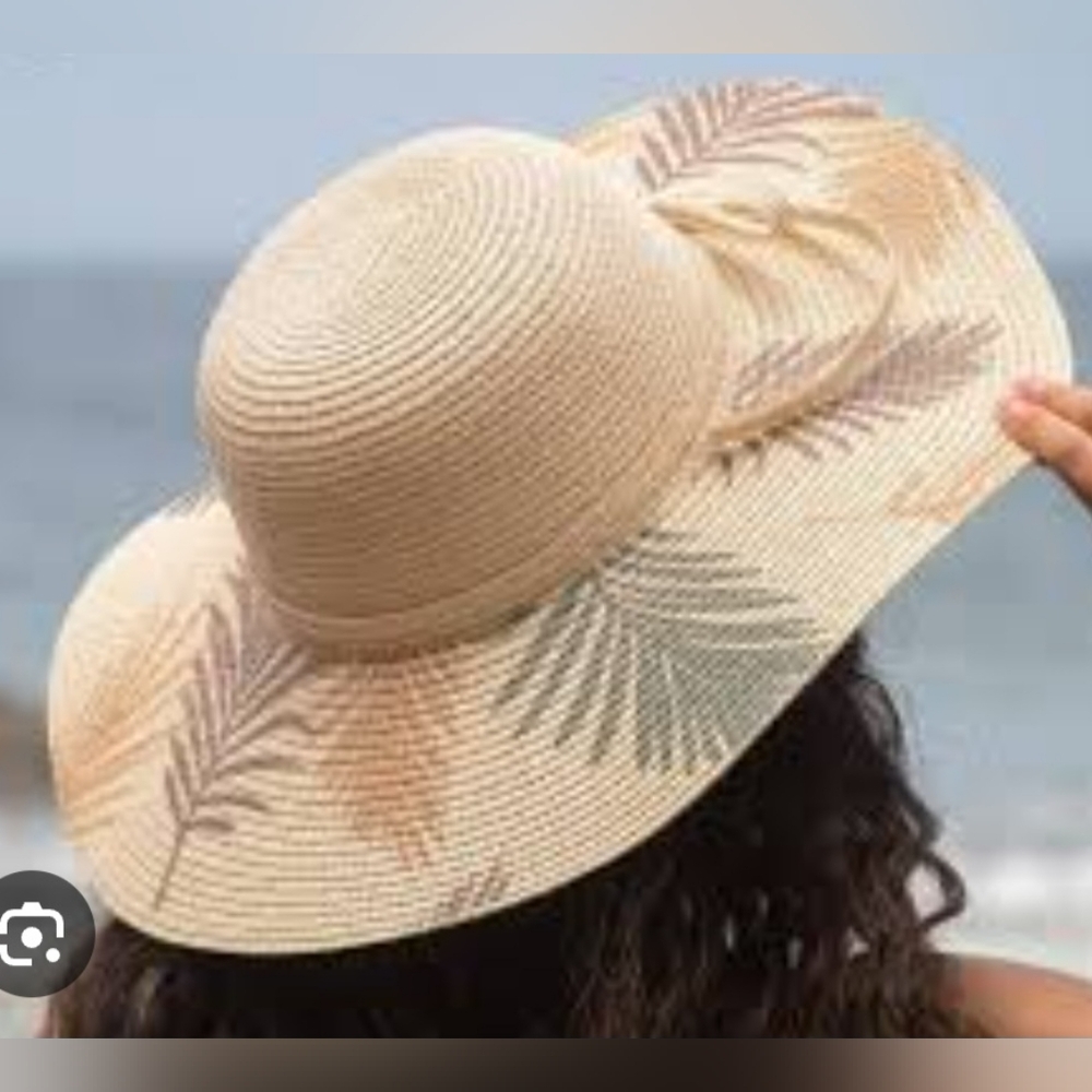 Wide-brimmed beach or field hat. Made mainly of straw. Beige Color